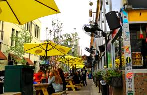 Sidewalk view of LoDa