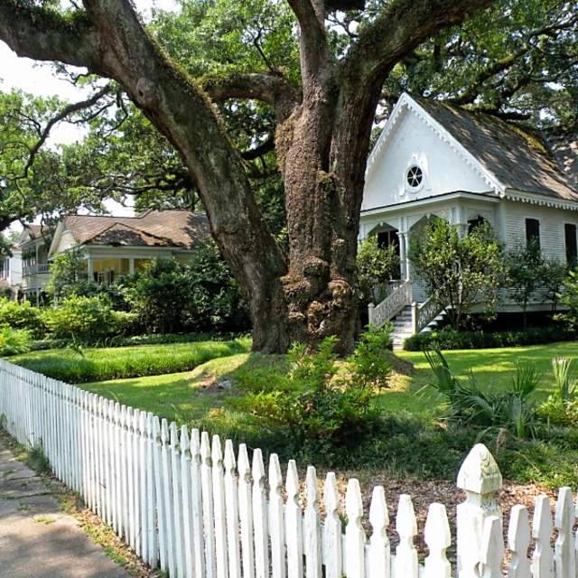 historic home with white picket fence